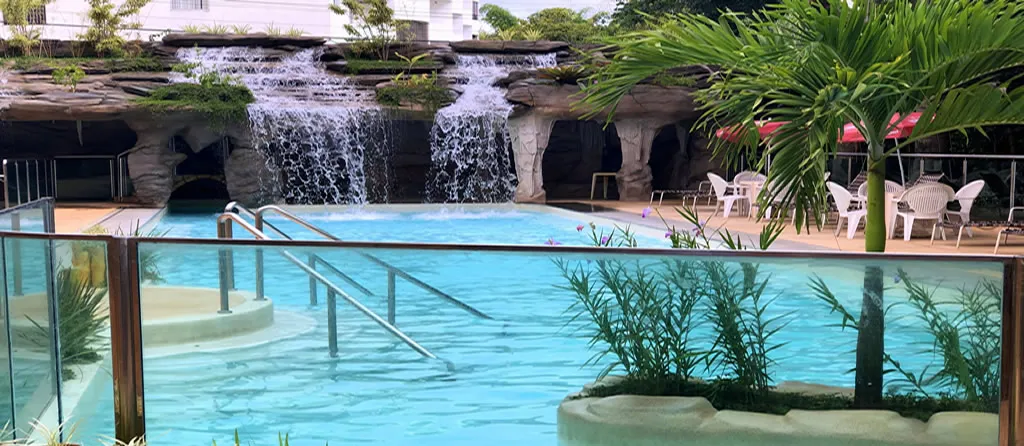 Vista panorâmica da área de lazer e piscinas