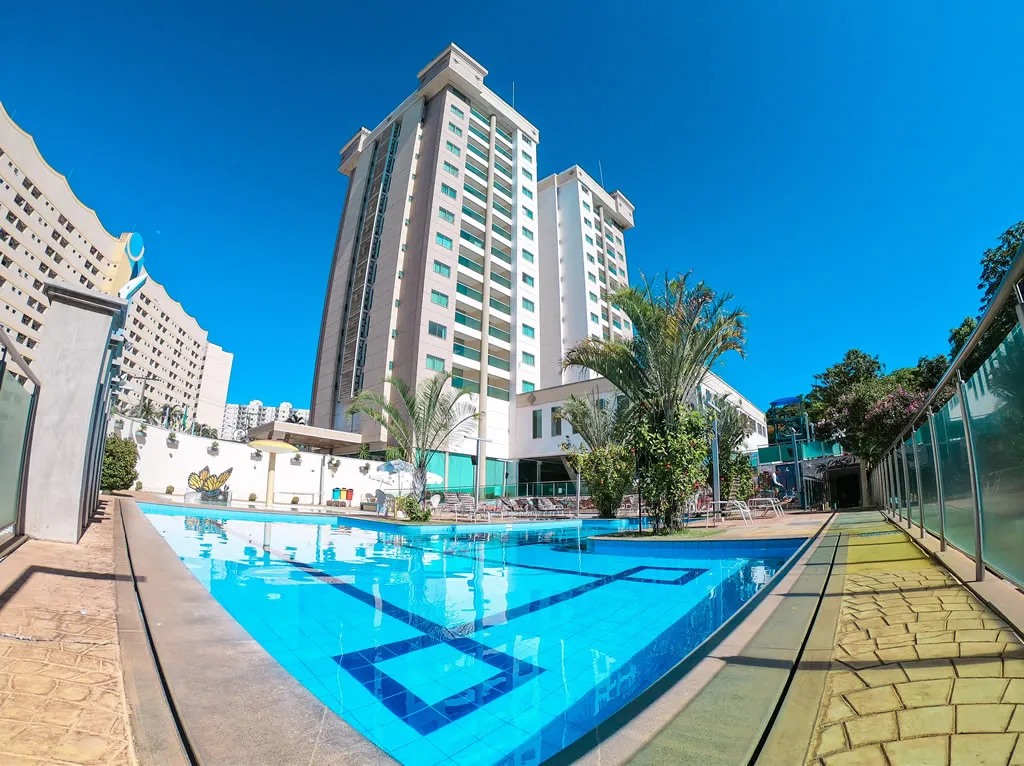 Espreguiçadeiras confortáveis na beira da piscina